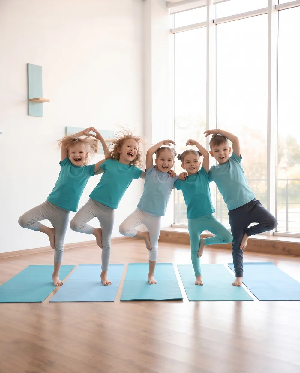 Kinder in einer spielerischen Yoga-Pose im Ferienkurs