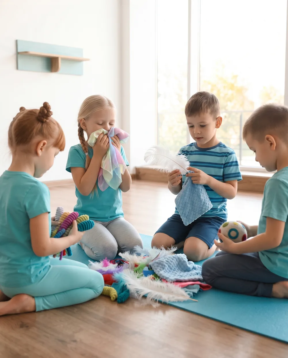 Kinder entdecken und experimentieren neugierig