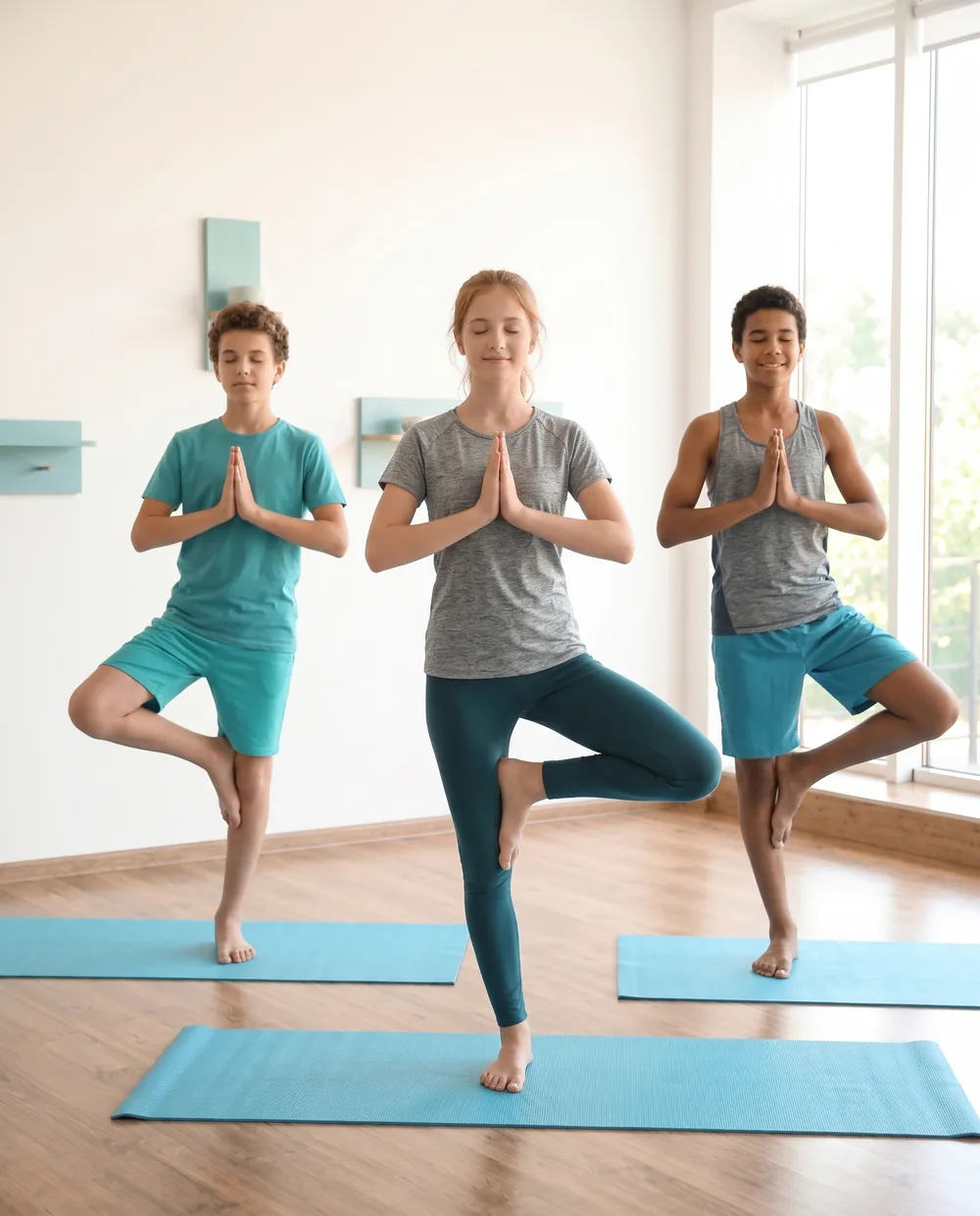 Jugendliche in der Baumhaltung beim TeenYoga
