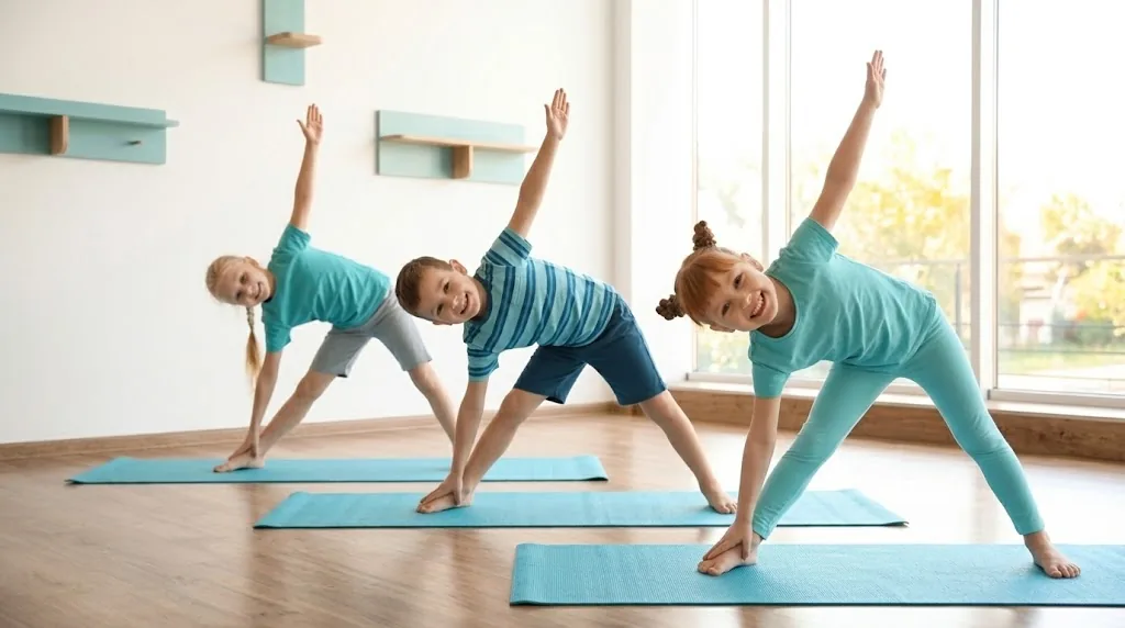 Kinder in der Dreieckshaltung beim Kinderyoga